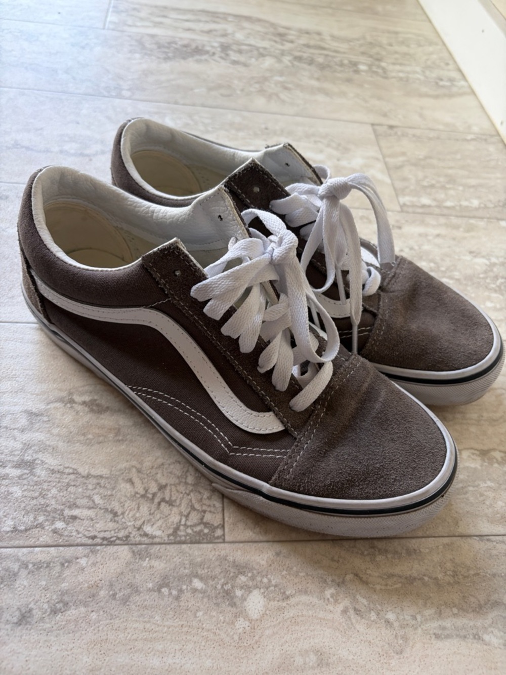 Vans Old Skool Cool Women’s 8.5 color bungee cord.